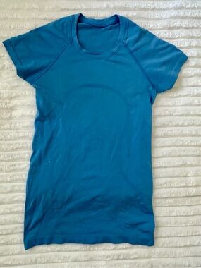 Women's Lululemon Short-Sleeve Crewneck Top - Blue size 4 or 6